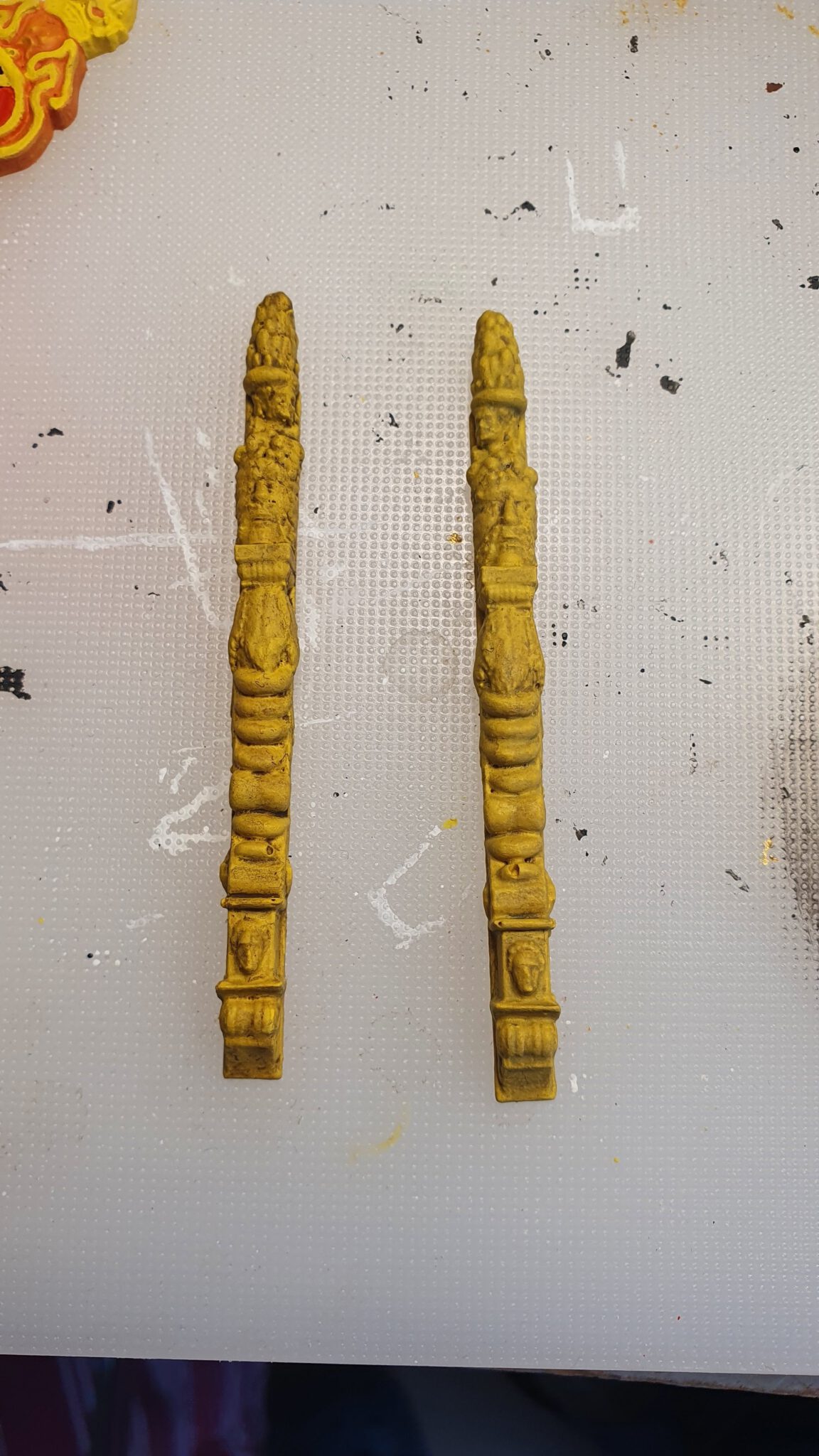 Spiegelornamenten voorzien van wash