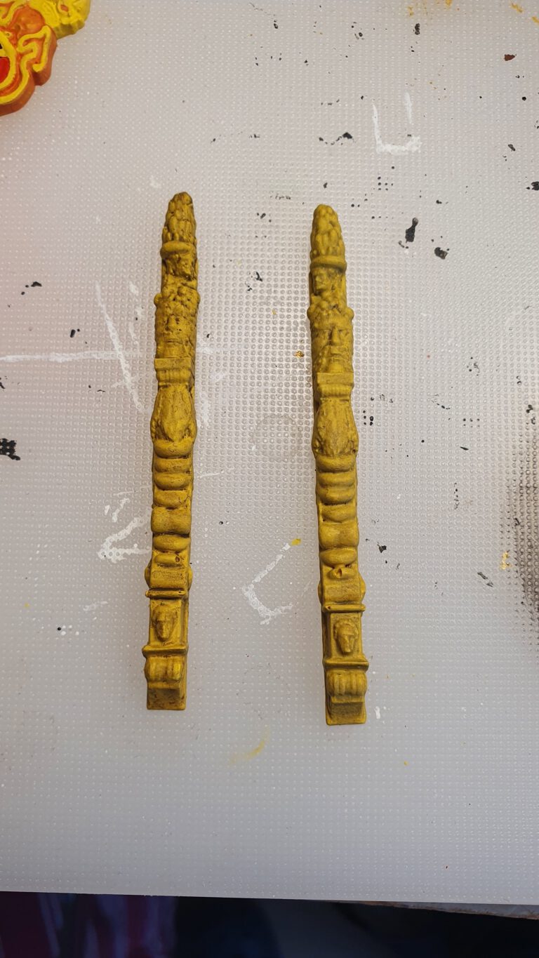 Spiegelornamenten voorzien van wash