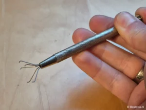 Grijper met uitschuifbare klauw